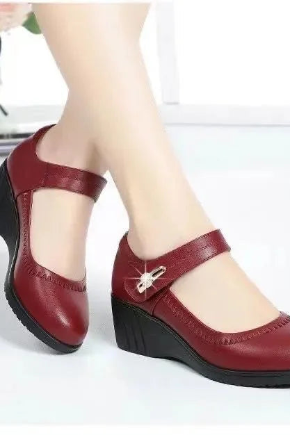 Overhead view of a pair of Alana mid-heel comfort shoes in black, displaying the full shape and soft cushioning.