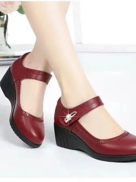 Overhead view of a pair of Alana mid-heel comfort shoes in black, displaying the full shape and soft cushioning.