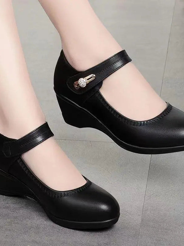 A woman wearing the Alana mid-heel comfort shoes in a professional setting, demonstrating their all-day wearability and style.
