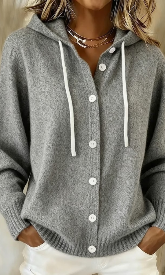 Model in a gray Anouk T-shirt, styled for an elegant yet casual look, perfect for everyday wear.