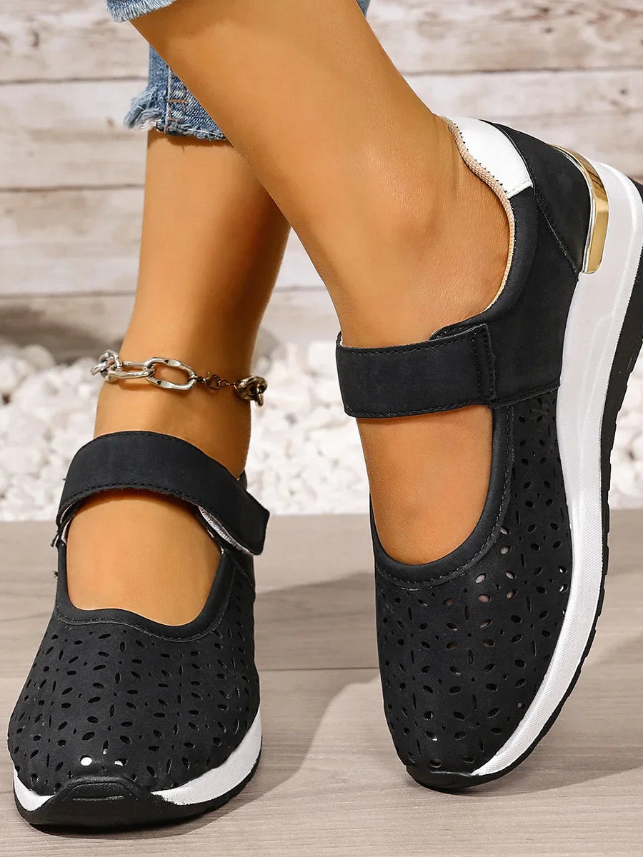 Overhead view of the sole pattern of the Soraya comfort arch support sandals, showing its anti-slip design.