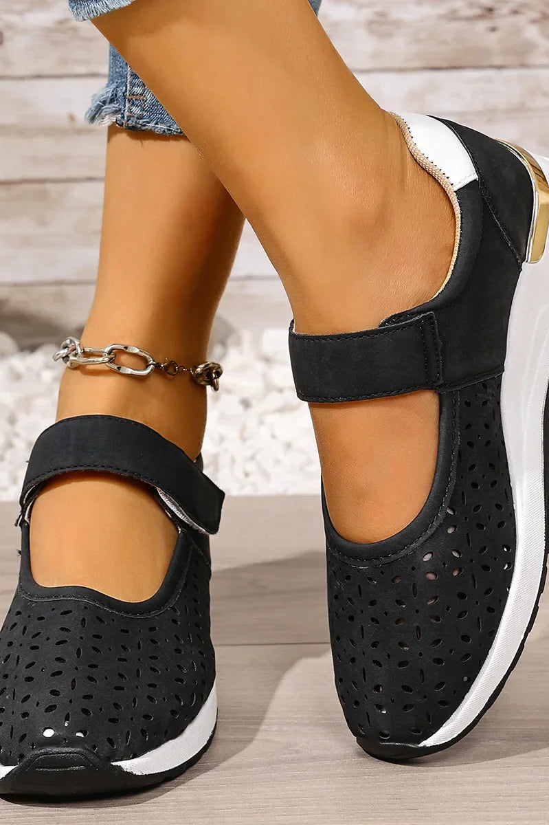 Overhead view of the sole pattern of the Soraya comfort arch support sandals, showing its anti-slip design.
