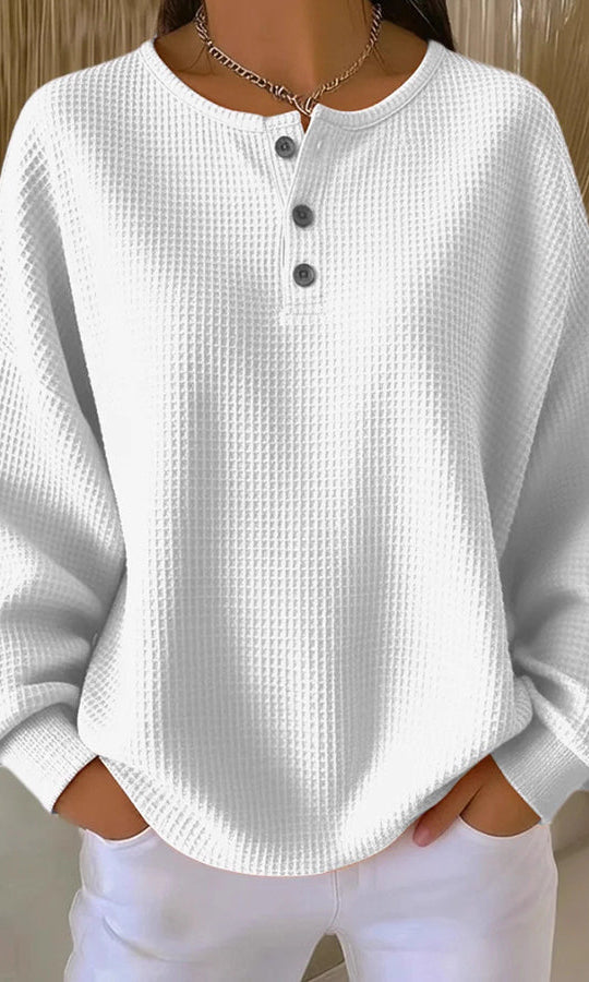 Close-up detail of the elastic waistband on the Yara everyday shorts, highlighting comfort.